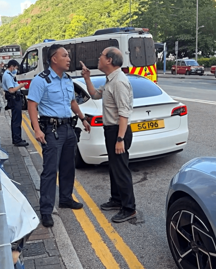 司機說:「我依家冇侮辱你」fb：向香港警察致敬 