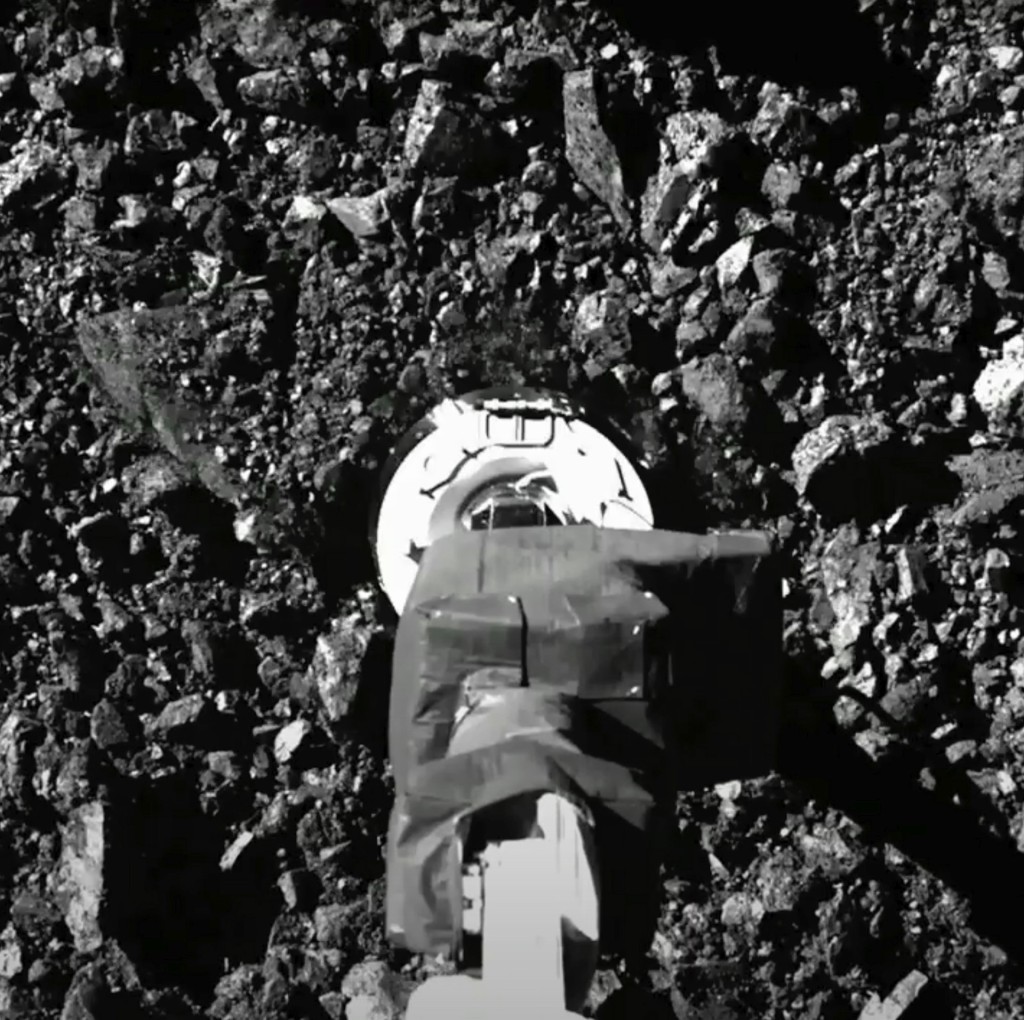 「欧西里斯号」触碰贝努小行星的一刻。  美联社
