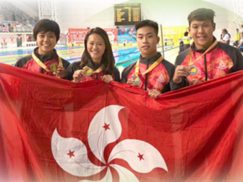 2018年11月澳洲世界拯溺錦標賽的男女港隊運動員，左一為吳翠華。(香港拯溺總會網頁圖片)