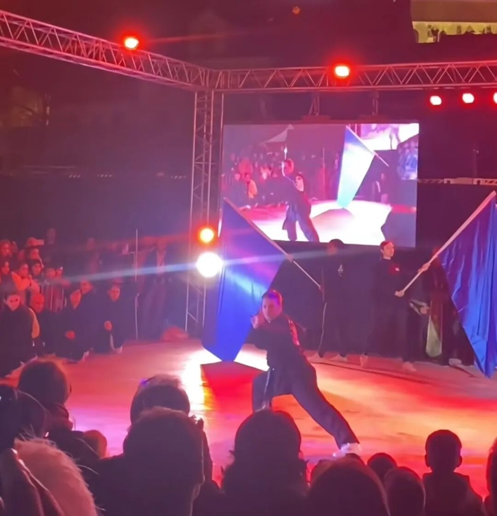 Fred創辦的武術團正在表演中國功夫。