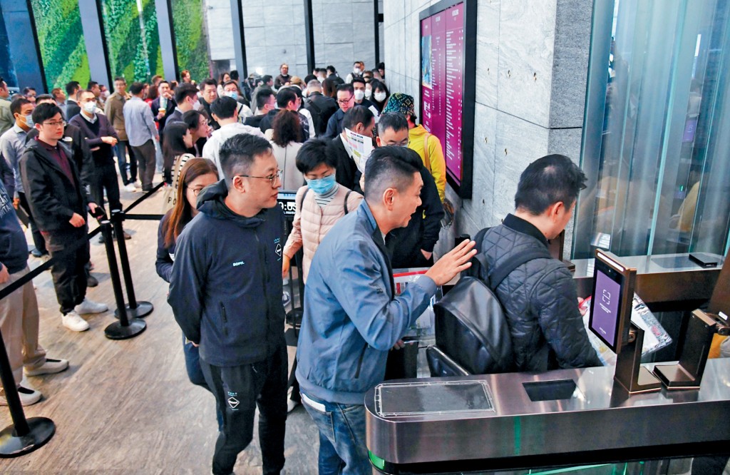皇都昨首輪發售吸引大批準買家出席揀樓,場面逼爆。