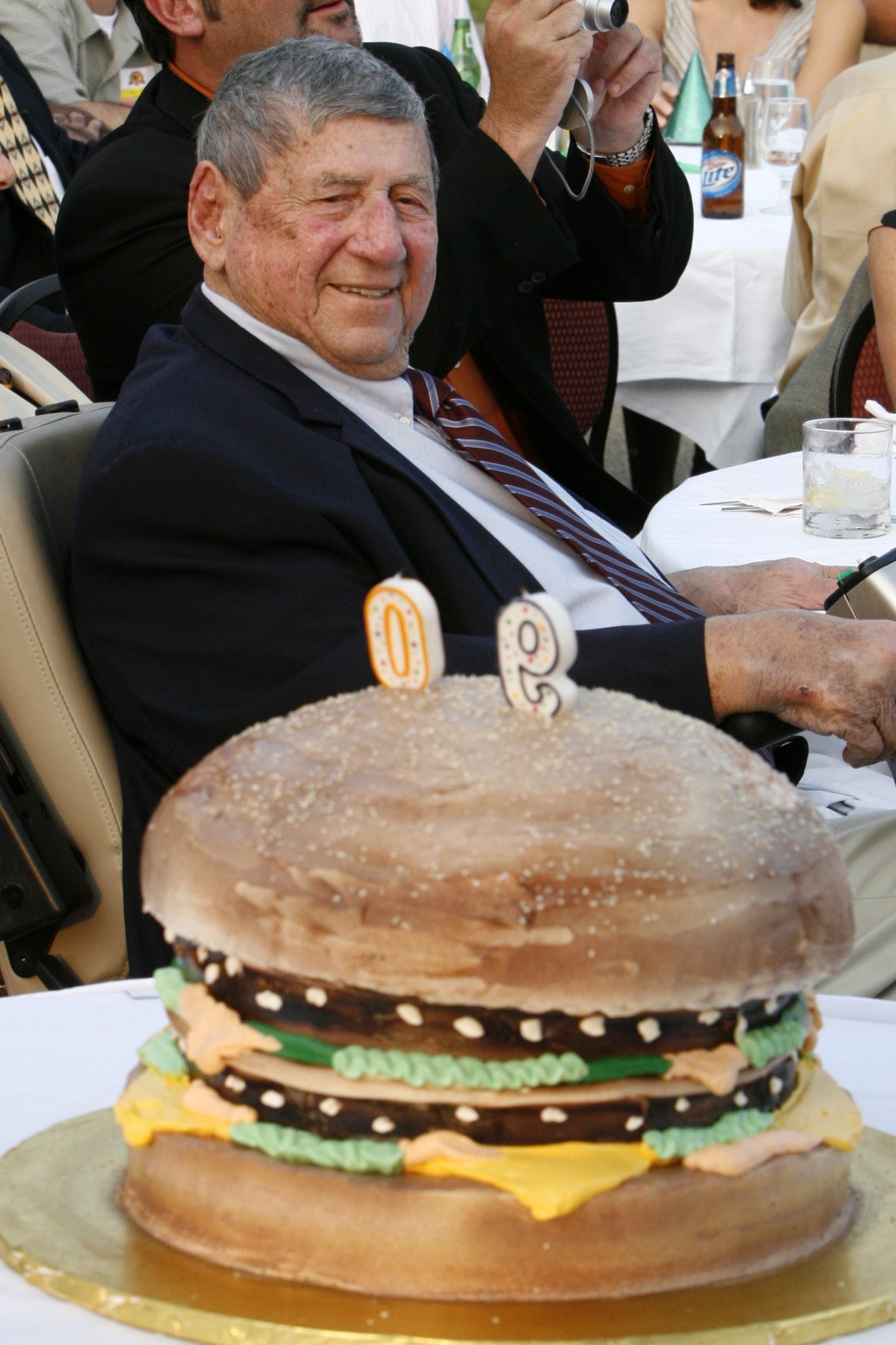 已故巨無霸發明者德利加蒂90歲時以「特大巨無霸蛋糕」慶祝生日。 美聯社