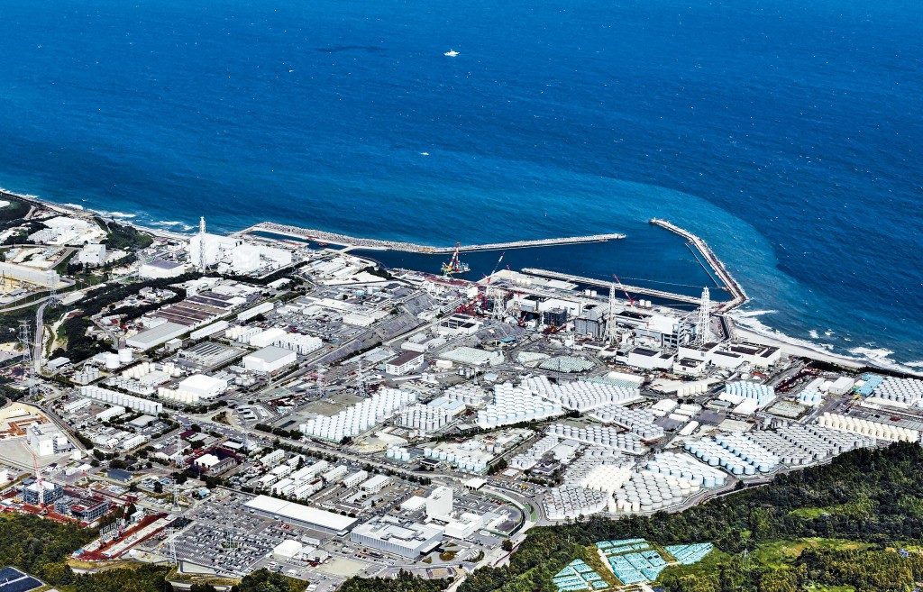 福島第一核電廠昨日中午開始排放核廢水後，對出海面出現「兩截色」。