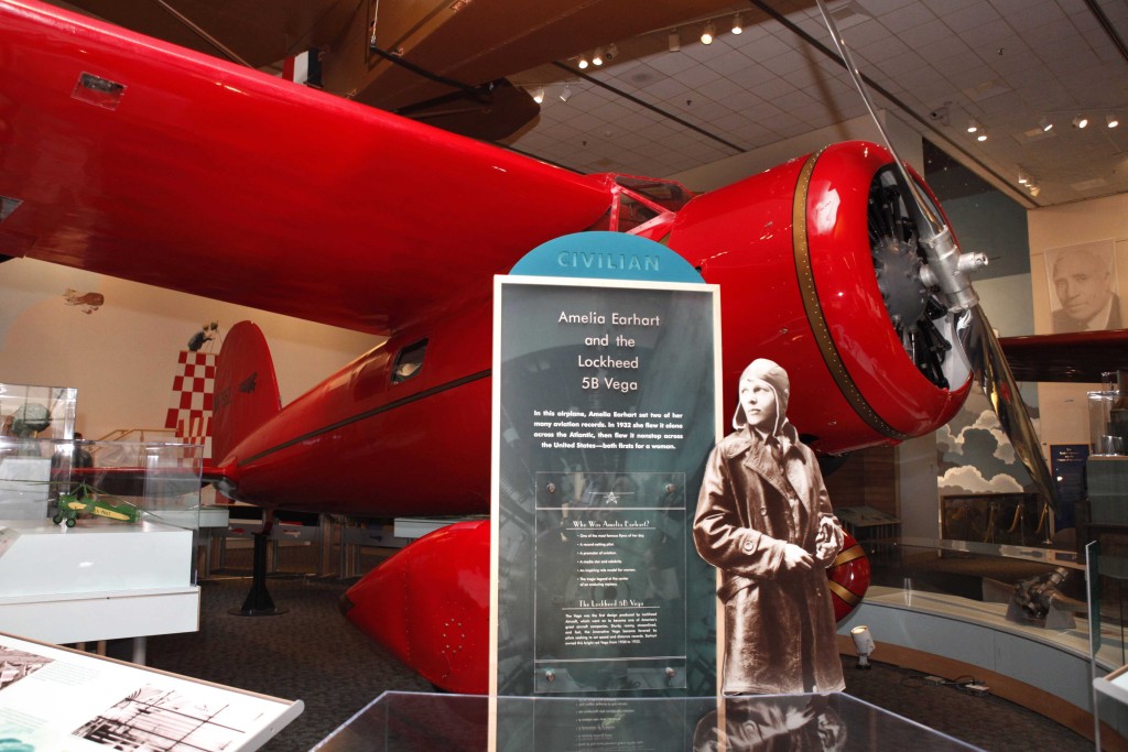 2010 年华盛顿一个博物馆展出埃尔哈特（Amelia Earhart）的飞机。 美联社