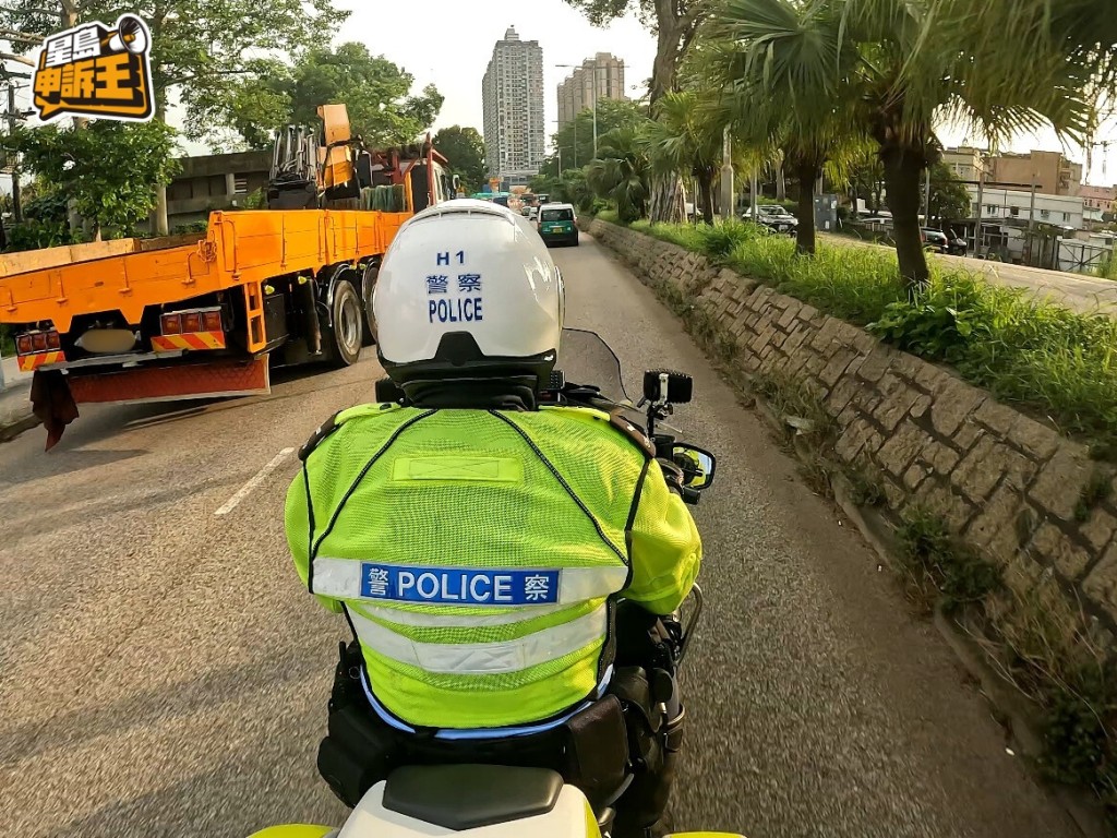 電單車遇上大車的正確處理方法,應該像Jason Sir當日駕駛般,保持適當距離,安全情況下駛走。 電單車遇上大車的正確處理方法,應該像Jason Sir當日駕駛般,保持適當距離,安全情況下駛走。