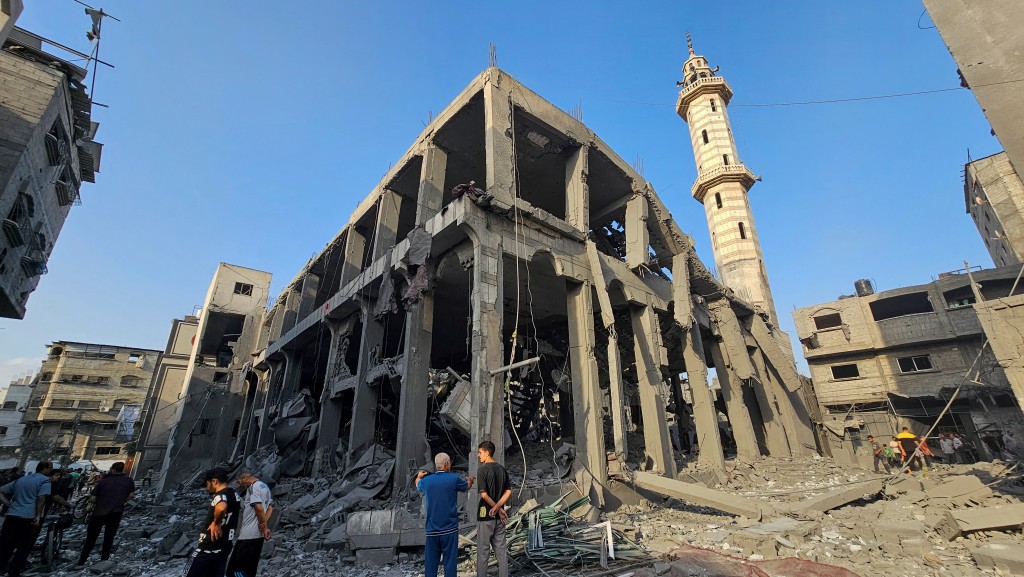 加沙无数建筑物遭以色列空袭击中。（路透社）