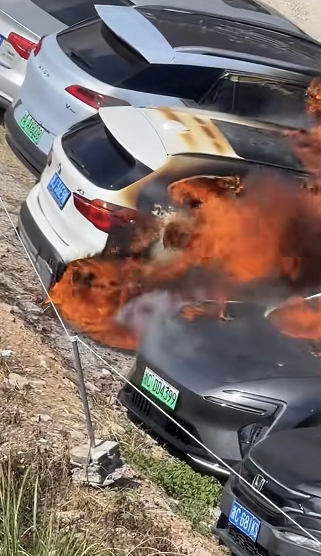 福建阿維塔轎車突著火殃及多車。微博@瘋狂的餅哥