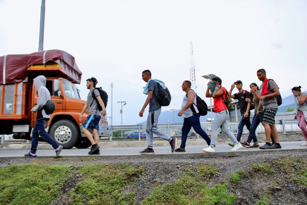 在墨西哥 Huixtla，委内瑞拉的移民乘坐大篷车前往美墨边境。路透资料图