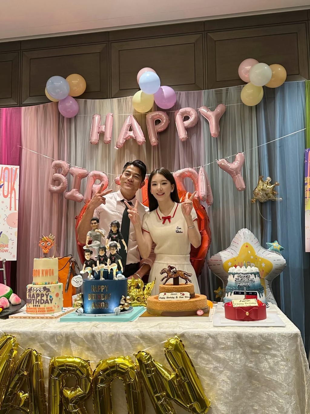 郭富城與方媛在多個特製主題生日蛋糕前，默契十足地齊齊對著鏡頭擺出俏皮的「V」字手勢。