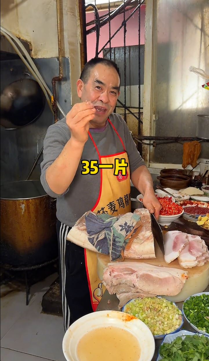 成都天价回锅肉惹网民关于智商税的激辩。