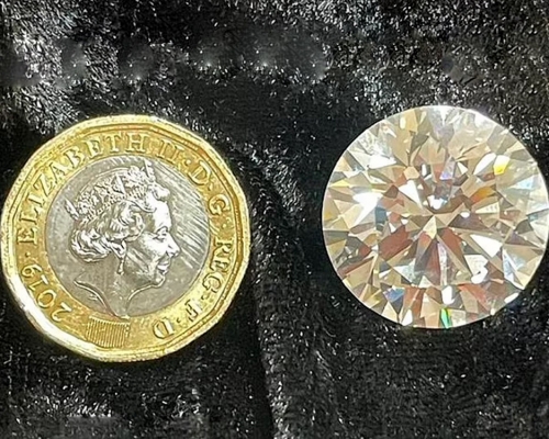 該名英國老婦沒料到多年前買下的這顆34卡鑽石竟是真貨。