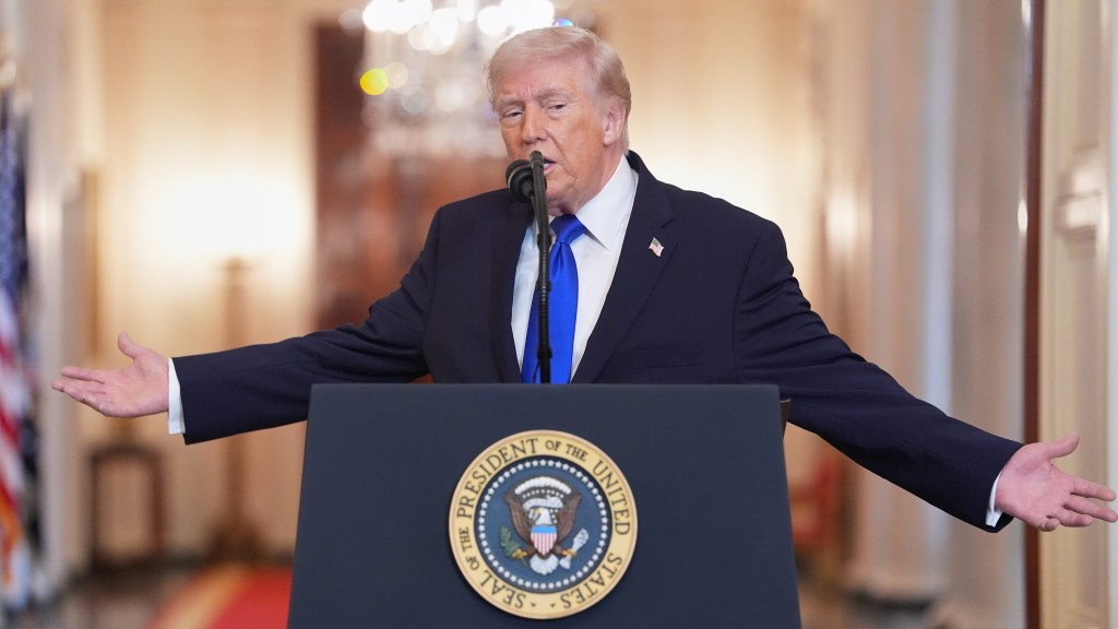 特朗普在社交平台發文指,某些國家多年來「佔美國便宜」,若利用法院裁決試圖規避原有安排,美方將徵收比此前協議更高的關稅。美聯社 特朗普在社交平台發文指,某些國家多年來「佔美國便宜」,若利用法院裁決試圖規避原有安排,美方將徵收比此前協議更高的關稅。美聯社