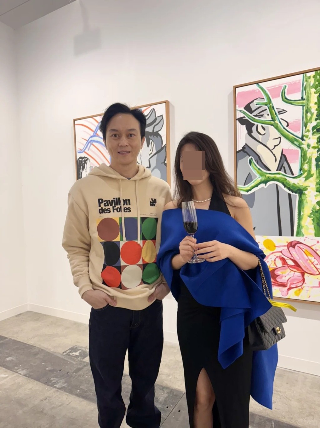 張智霖早前睇藝術展時遭捕獲,是他自上海醫膽石後首次曝光。 張智霖早前睇藝術展時遭捕獲,是他自上海醫膽石後首次曝光。