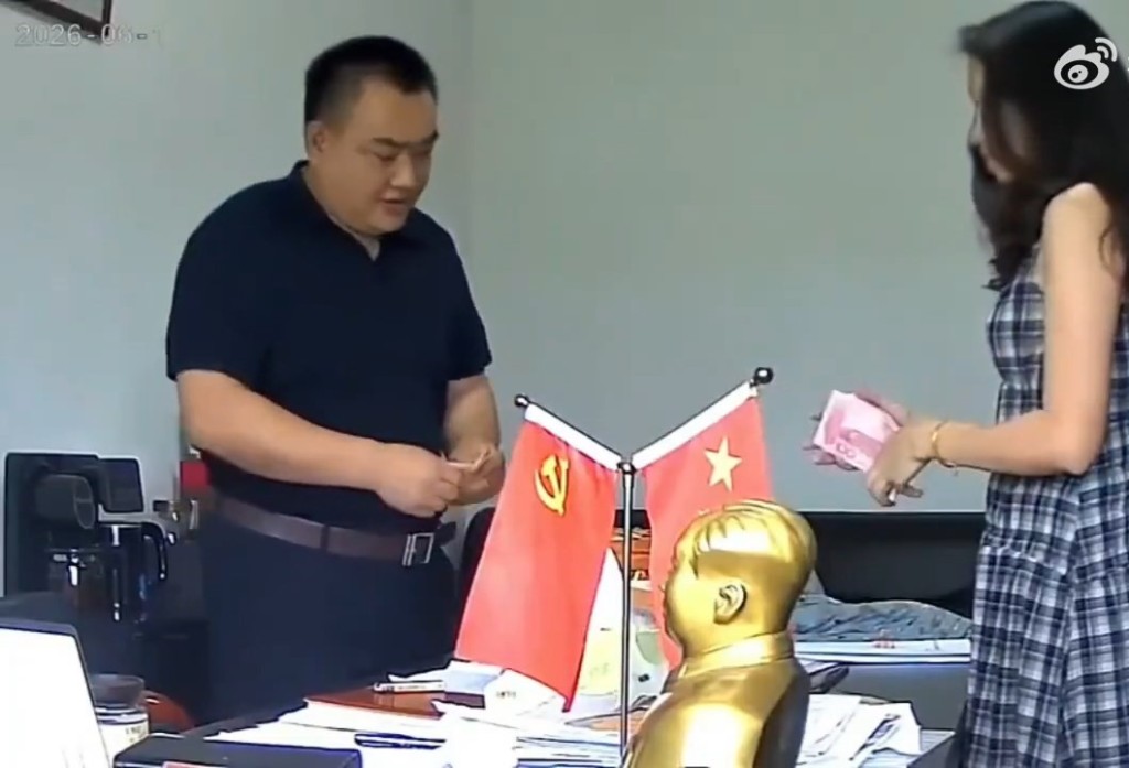 閉路電視拍下湖南常德一國企董事長涉貪污的影片。微博@莊志明律師 閉路電視拍下湖南常德一國企董事長涉貪污的影片。微博@莊志明律師