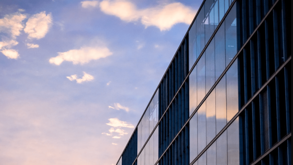 东莞银行「自曝」薪酬数据 人均工资29.21万 董事长、行长约100万