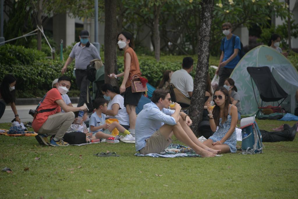 市民在公園草地上野餐紮營。