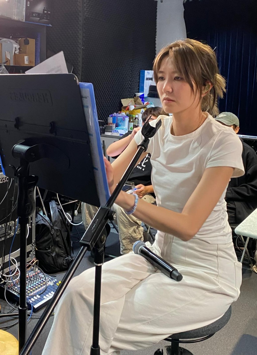 吳若希勤練歌,會睇中醫針灸喉嚨開聲。 吳若希勤練歌,會睇中醫針灸喉嚨開聲。