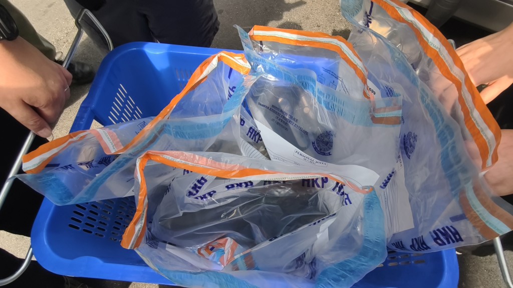 警方在單位內檢走大批BB彈槍、BB彈及BB彈殼等。 警方在單位內檢走大批BB彈槍、BB彈及BB彈殼等。