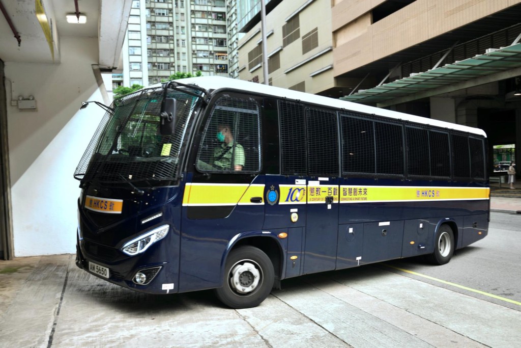 被告趙駿賢由囚車押上法庭。