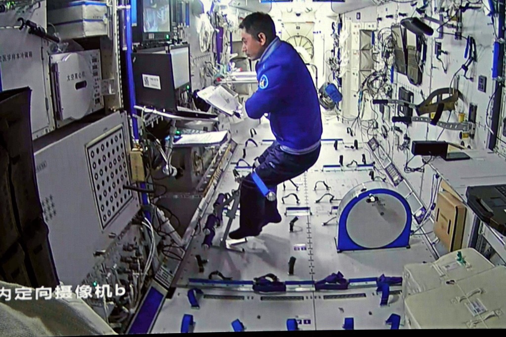 葉光富在艙內支援。新華社