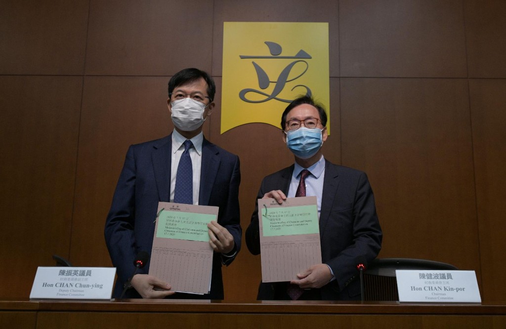 立法會財務委員會主席陳健波(右)與副主席陳振英回顧過去一年工作。