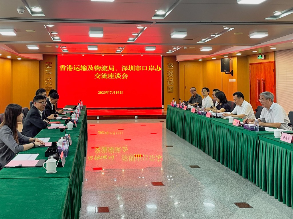 林世雄（左二）拜会深圳市人民政府口岸办公室主任王刚（右一），听取有关新皇岗口岸的最新情况。政府新闻处