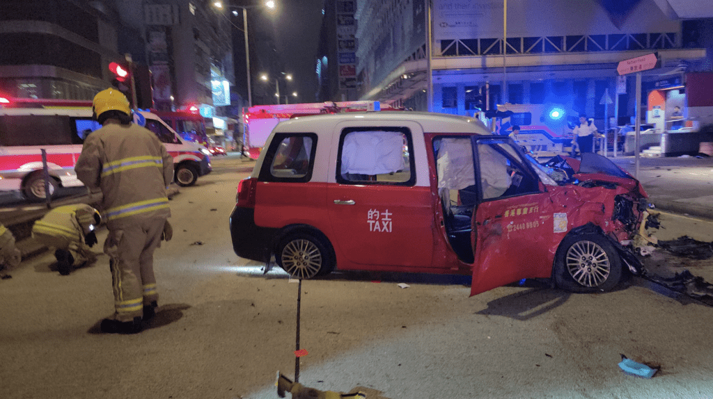 今日凌晨2时45左右，一辆的士与电单车在弥敦道相撞，酿成2死3伤。黎志伟摄
