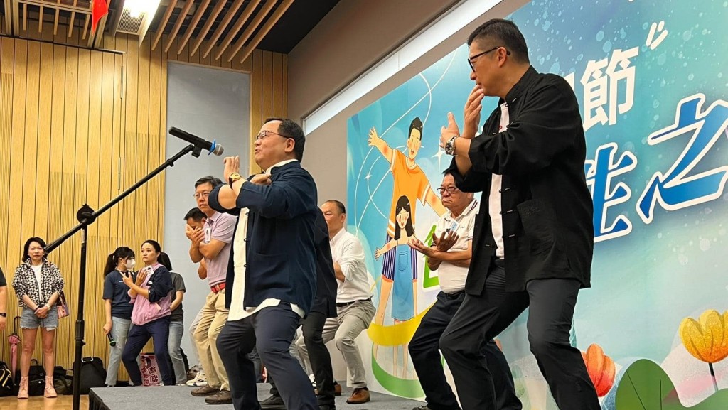 父親節︱鄧炳強和市民齊耍健康氣功「八段錦」