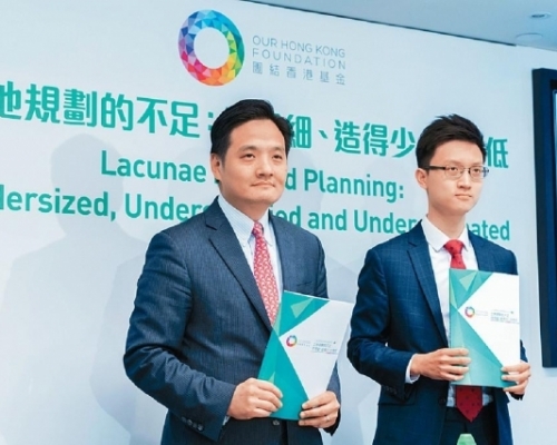 葉文祺(左)不同意建造2200公頃的人工島是「開天殺價」。 資料圖片