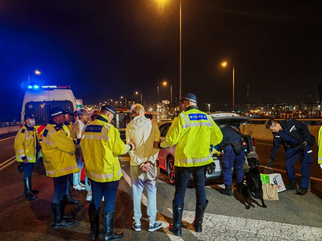 另外，警方新界南總區交通部執行及管制組特遣隊人員於平安夜（24日）及聖誕日（25日）在區內主要幹道設置路障及重點巡查酒吧區，截查可疑車輛及進行反超速行動，並向駕駛人士進行酒精呼氣測試，以打擊相關罪行。