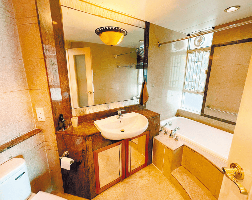 浴室有大面鏡子，方便整理儀容。