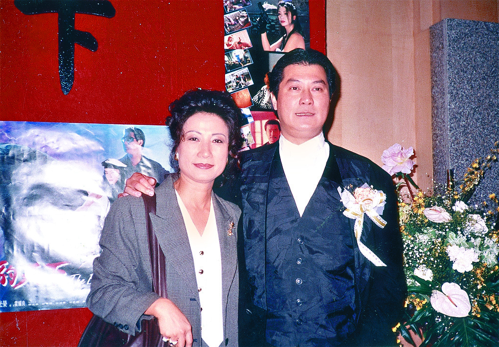 邓光荣与太太严珍纳是圈中模范夫妻。