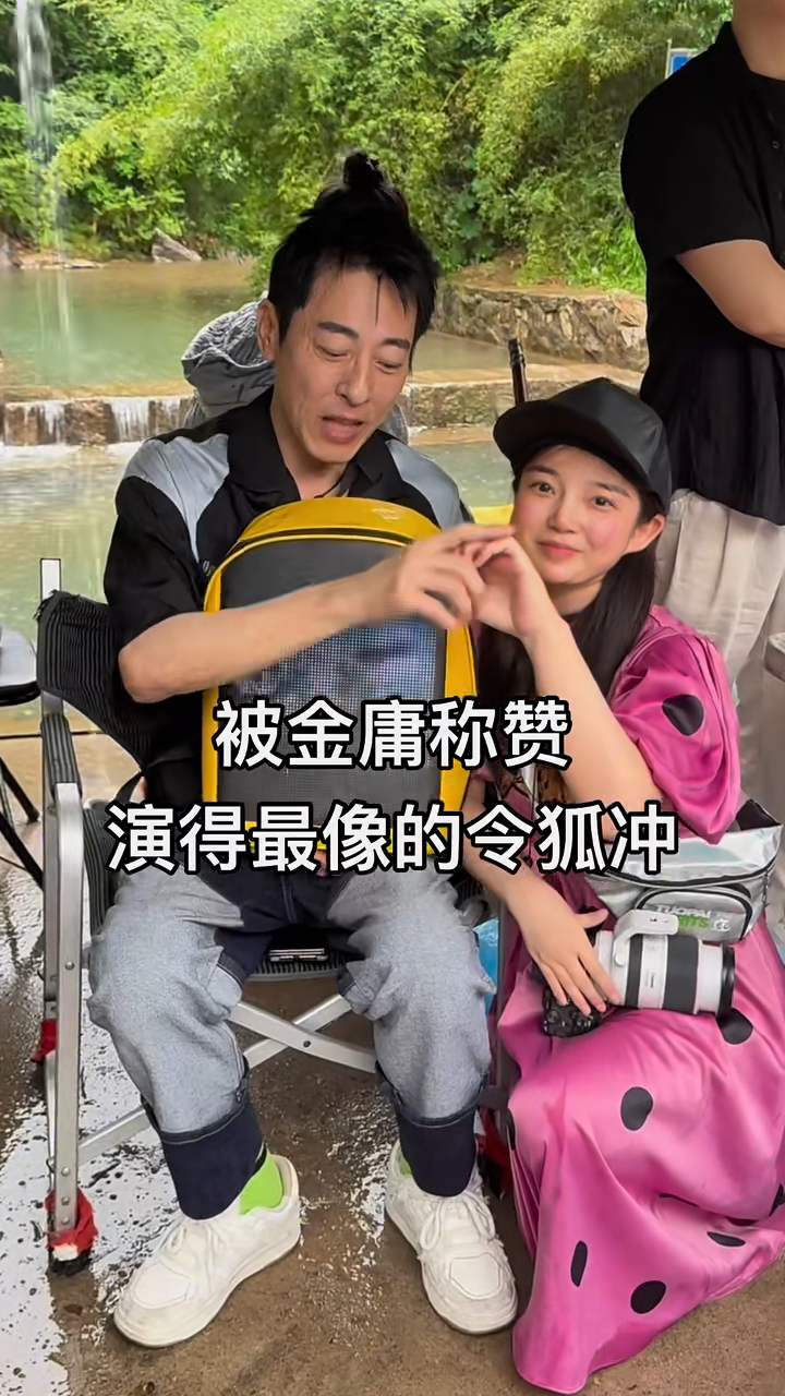 呂頌賢近日於內地罕現身,同粉絲熱情互動,他更親民地拉着女粉絲小手。 呂頌賢近日於內地罕現身,同粉絲熱情互動,他更親民地拉着女粉絲小手。