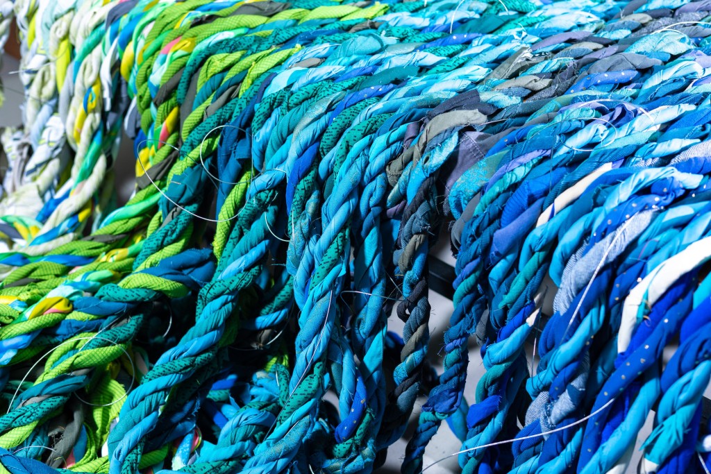 透過扭合及辮織的技巧，製作成八十條長達六米、顏色繽紛的布繩