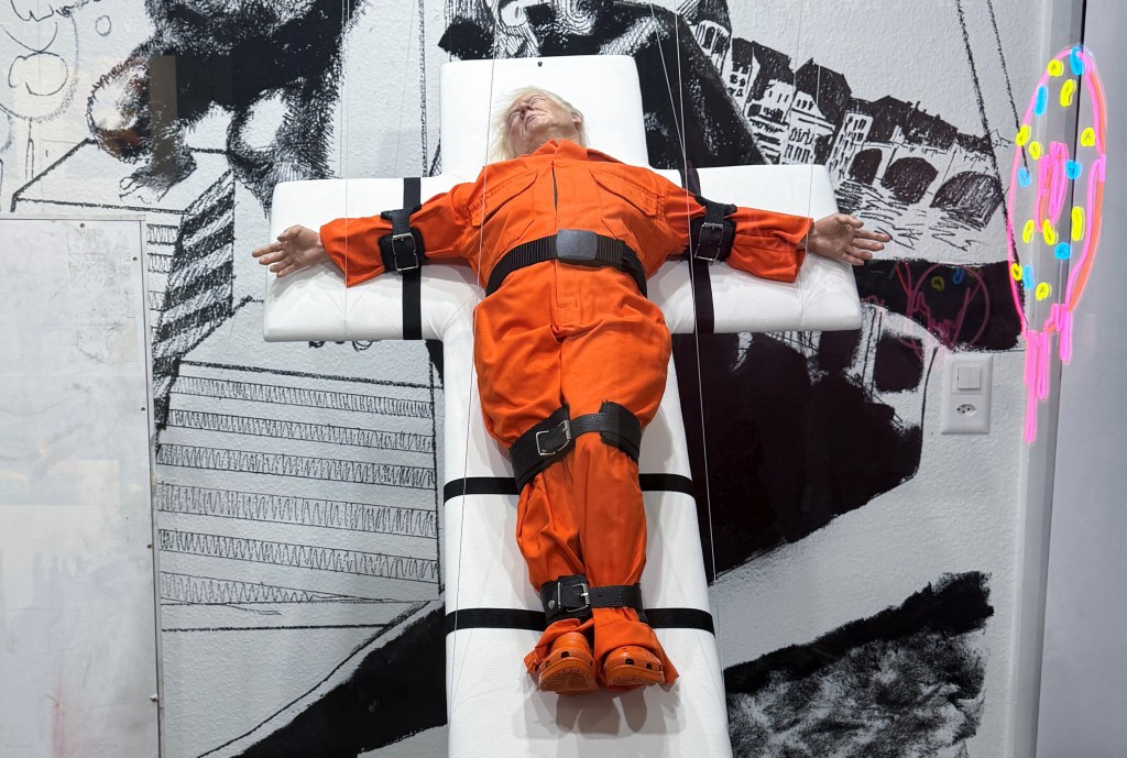 瑞士展出「特朗普」十字架雕塑引起熱議。路透社