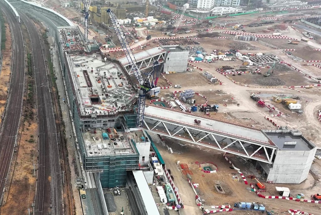 東涌東站平頂，標誌著土木工程大致完成，全面進入裝修及機電工程的階段。