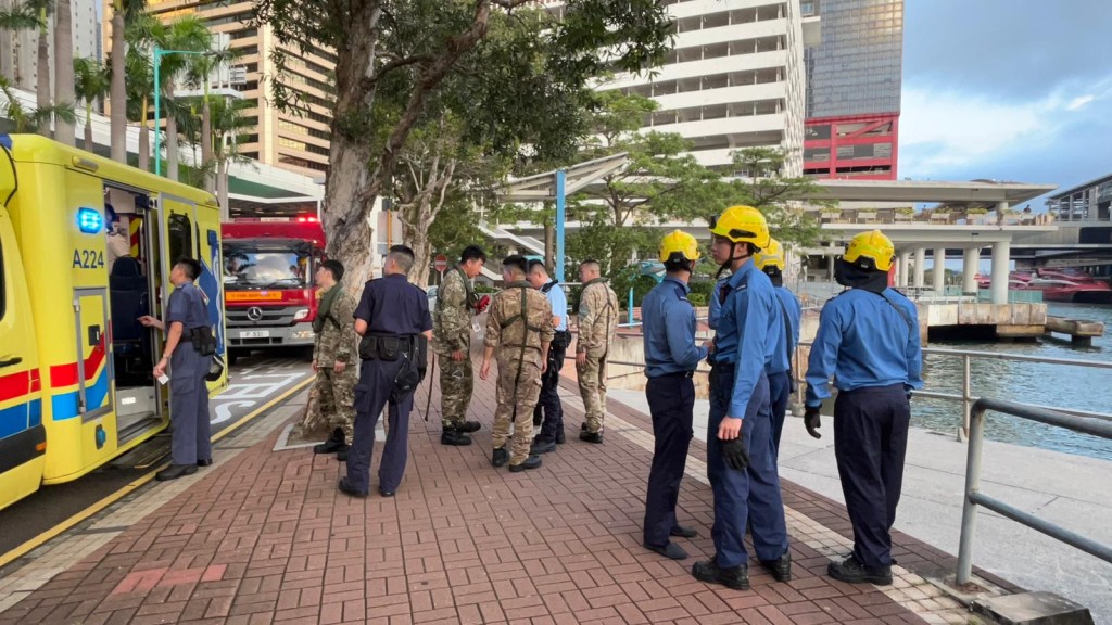 警員及消防趕至到場救援。蔡楚輝攝 警員及消防趕至到場救援。蔡楚輝攝