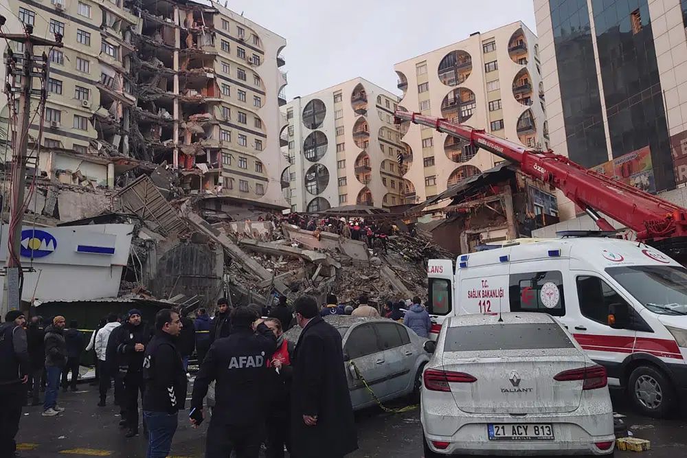 土耳其东南部迪亚巴克尔发生地震后，救援人员和医疗队试图救助被困在倒塌建筑物中的居民。AP