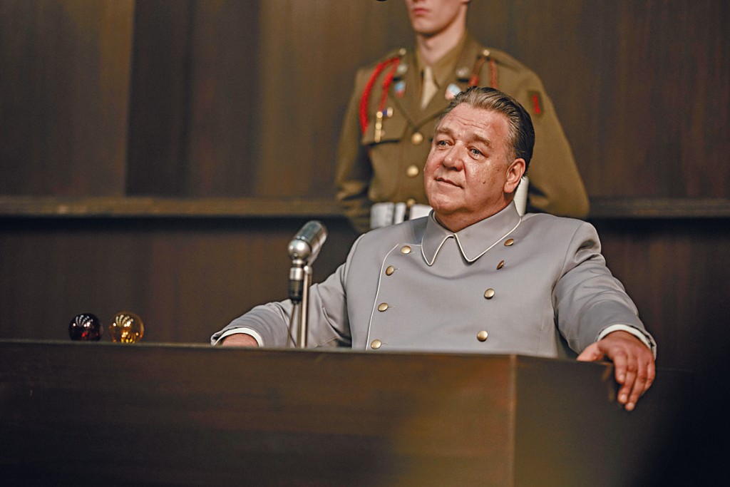 該人物口才出眾,充滿魅力。 該人物口才出眾,充滿魅力。