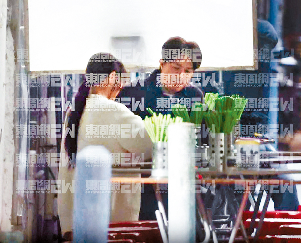 新戲新劇連番受影響、被網民封為「黑仔王」的阿聰，這日愁爆孖拍檔周秀娜開工。