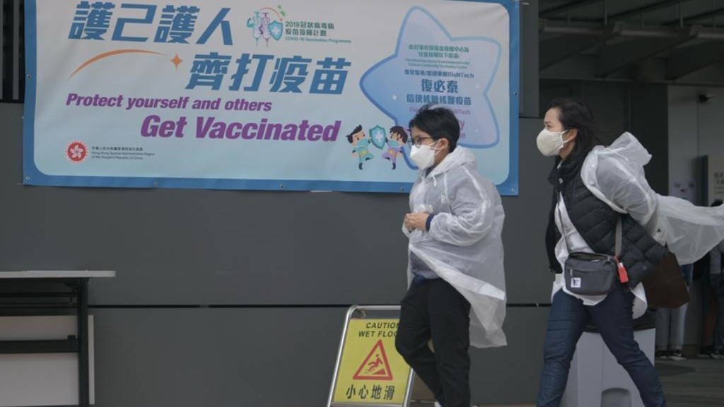 有家长带同适龄子女到儿童医院的接种中心打针。