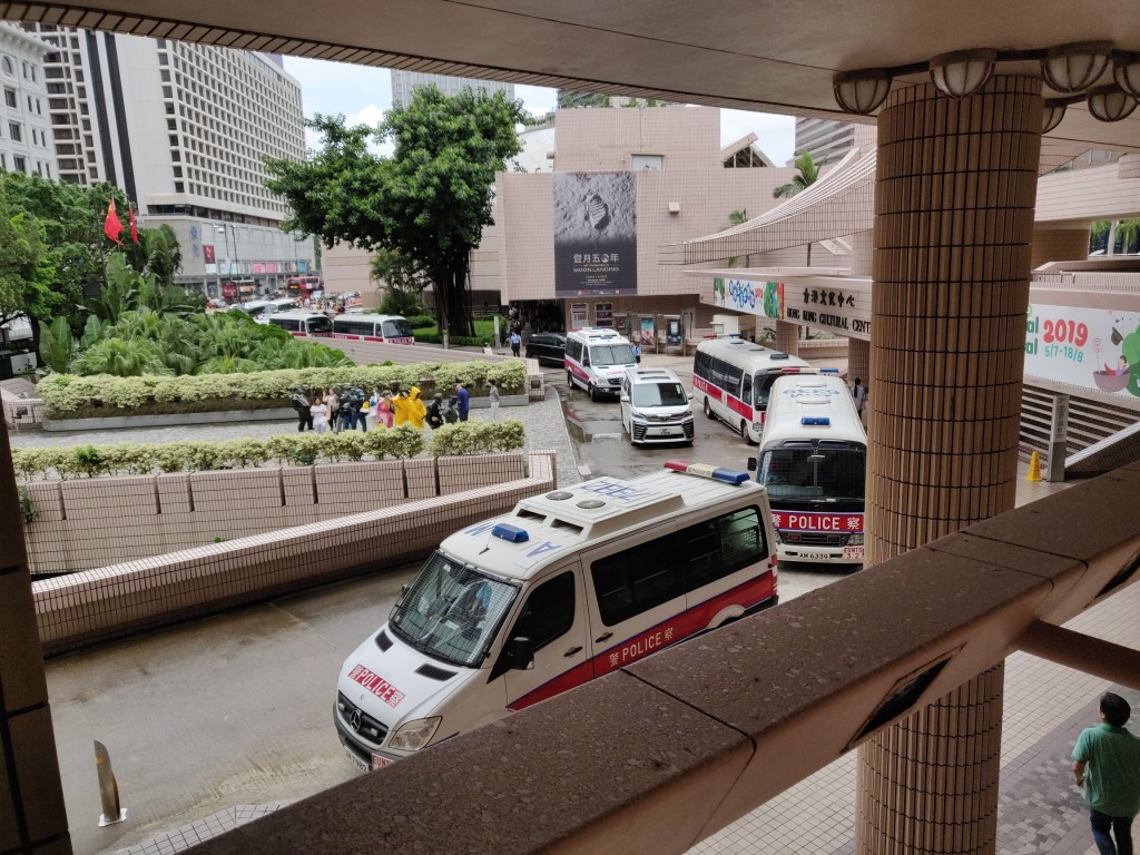 尖沙嘴有警車停泊。「連登討論區」圖片