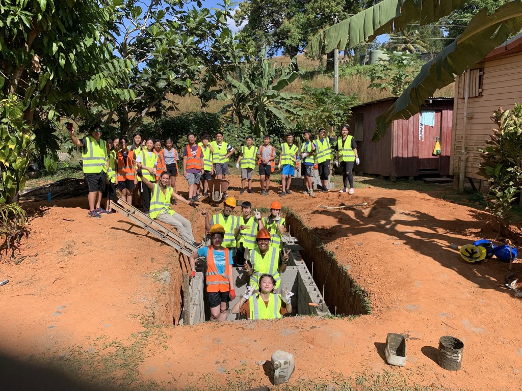 學生在斐濟的全球活動教室中,協助當地民眾修建基礎建設,助學生發展同理心,以關懷和愛護家人、朋友及社會上有需要的人。 學生在斐濟的全球活動教室中,協助當地民眾修建基礎建設,助學生發展同理心,以關懷和愛護家人、朋友及社會上有需要的人。