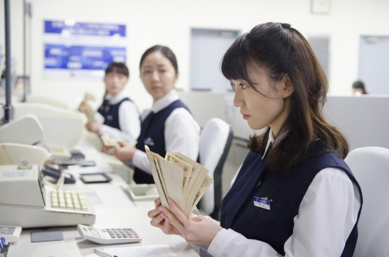 有網民大呻在銀行櫃位辦理業務的輪候時間過長,一旦遇到人流高峰期往往有機會要「企個幾鐘」(《紙之月》劇照) 有網民大呻在銀行櫃位辦理業務的輪候時間過長,一旦遇到人流高峰期往往有機會要「企個幾鐘」(《紙之月》劇照)