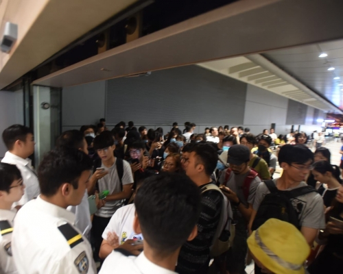 市民在巴士站通道與保安人員理論。