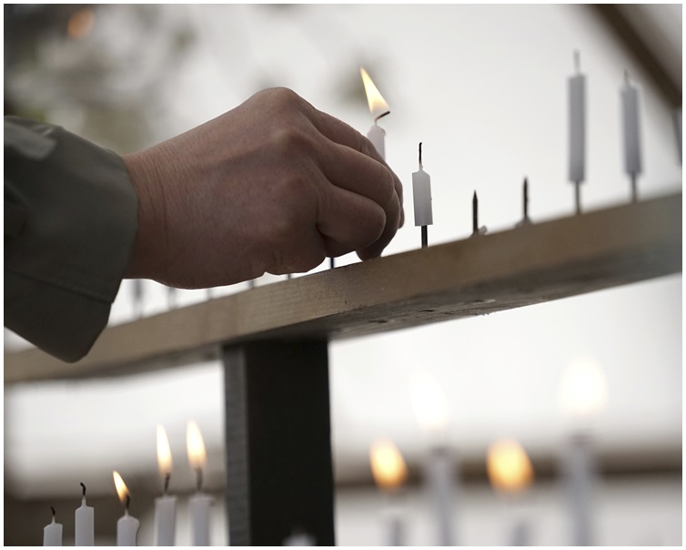 市民纷纷悼念日本311地震7周年。AP