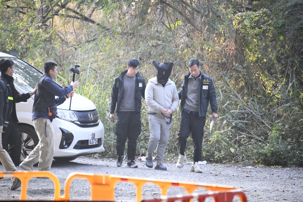 有警員手持攝錄機全程記錄。楊偉亨攝 有警員手持攝錄機全程記錄。楊偉亨攝