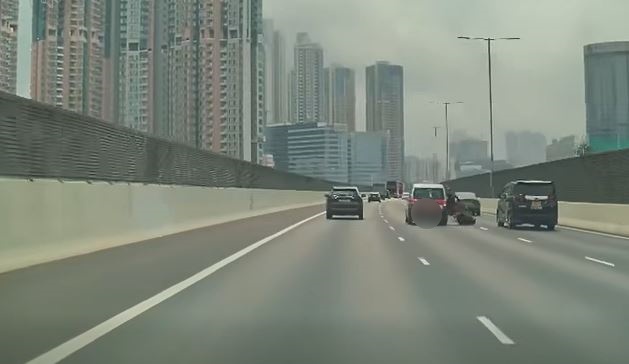 的士撞倒行二线的电自行车。fb 车cam L（香港群组）  