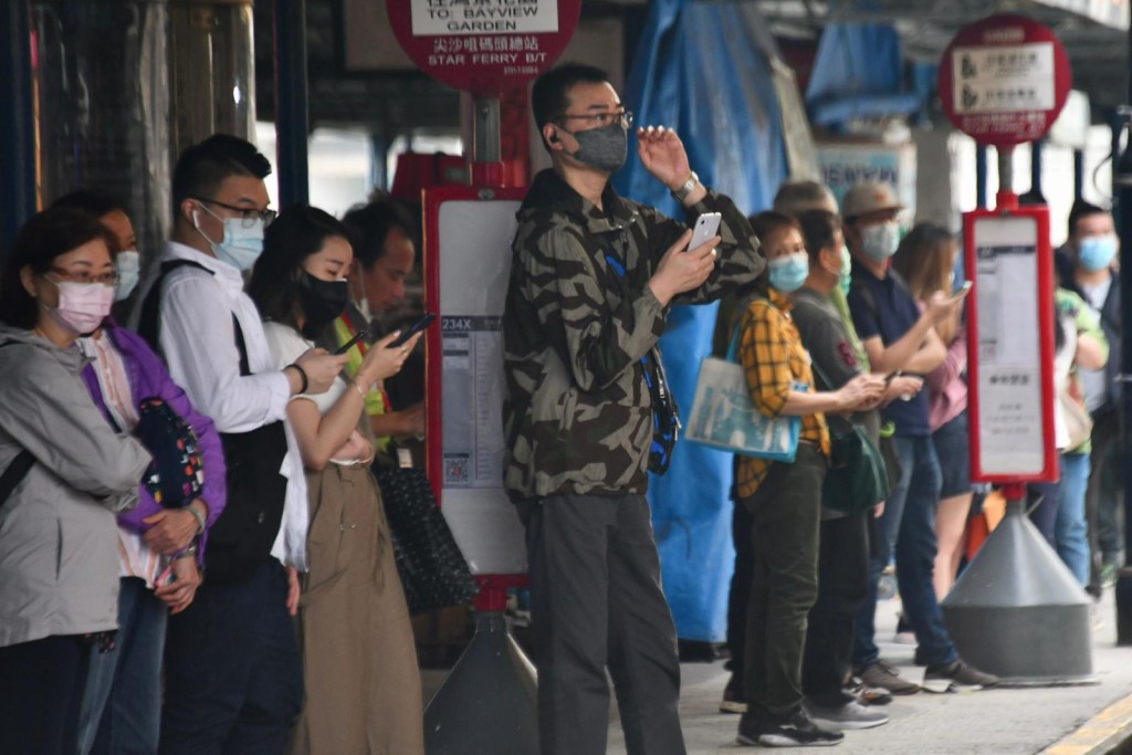 市民外出佩戴口罩。