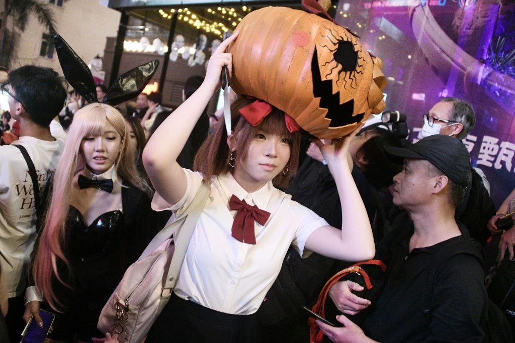 頂南瓜帽睇落都幾重吓。 頂南瓜帽睇落都幾重吓。